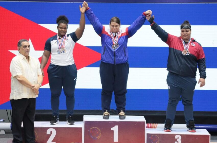 Crismery Santana gana oro y plata en Centroamericano de Pesas