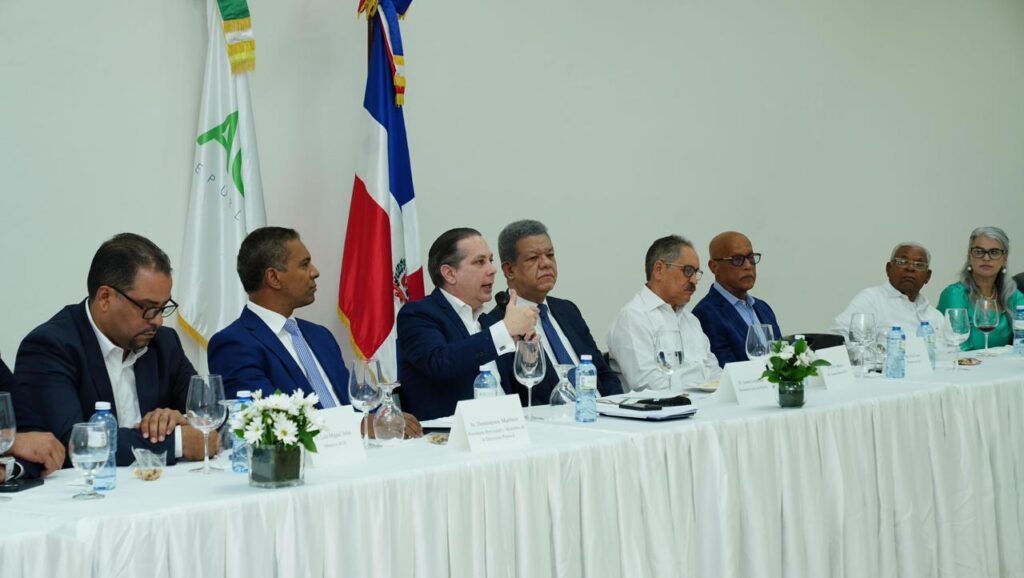 Leonel Fernández suma líderes clave a Fuerza del Pueblo en Santiago