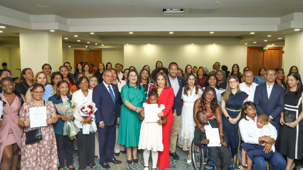 Supérate gradúa a padres en cuidados para discapacidad en RD