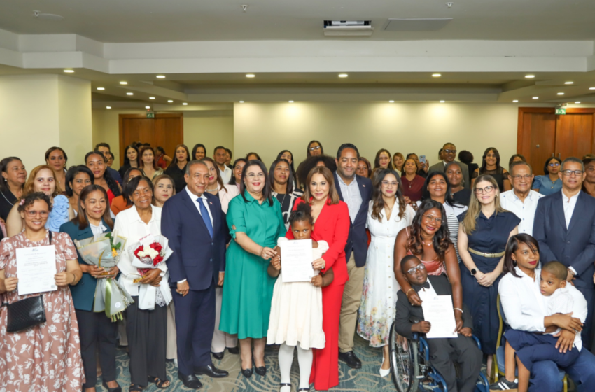 Supérate gradúa a padres en cuidados para discapacidad en RD