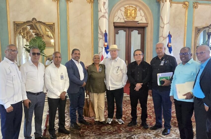 Abinader garantiza estabilidad laboral a agrónomos en RD