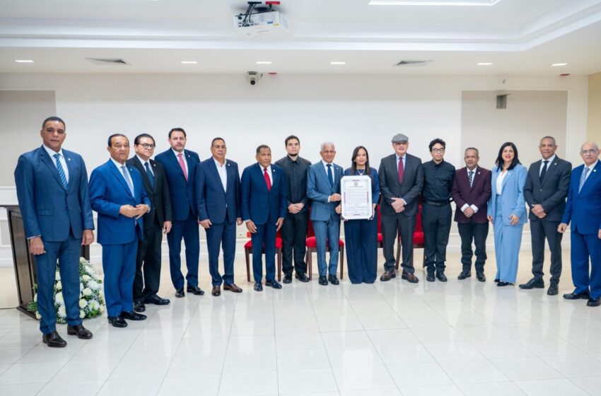 Senado rinde homenaje póstumo a René Fortunato por su legado