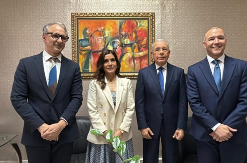 Embajadora de EE UU y Danilo Medina dialogan sobre democracia RD