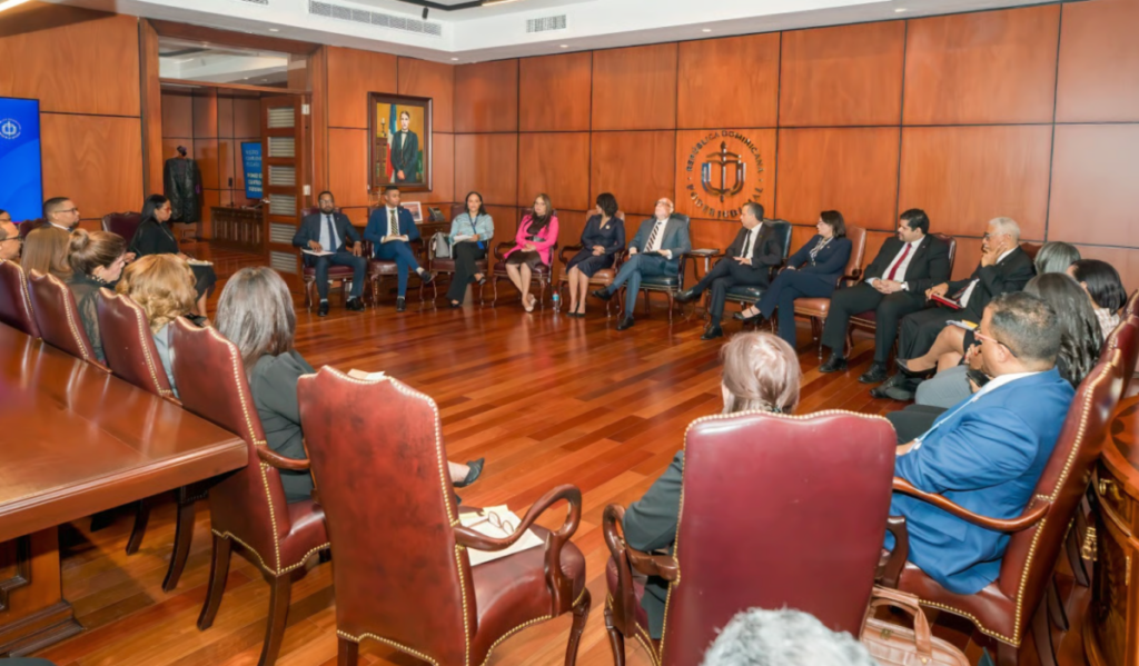 Poder Judicial y Hacienda acuerdan alza salarial de hasta 50%