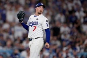 Dodgers descartan a Blake Snell por molestias en el hombro
