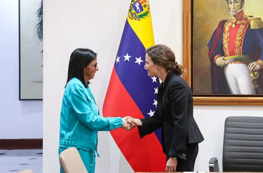 Delcy Rodríguez se reúne con el Banco Mundial en Caracas