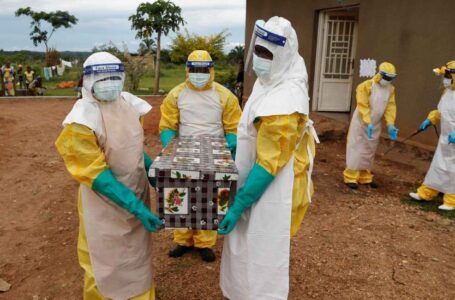 EEUU refuerza controles y cuarentena por brote de ébola en África