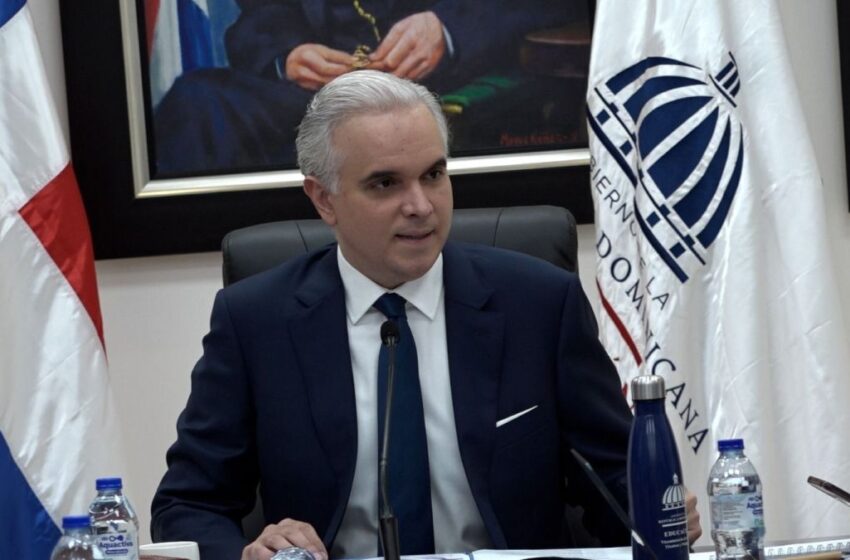 República Dominicana regula uso de celulares en escuelas desde 2026