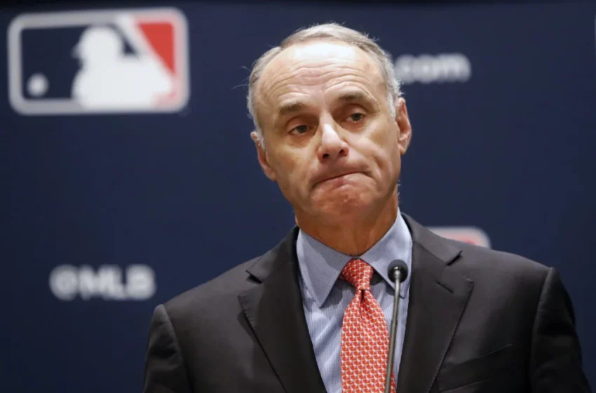 Rob Manfred advierte riesgo de huelga en MLB por tope salarial