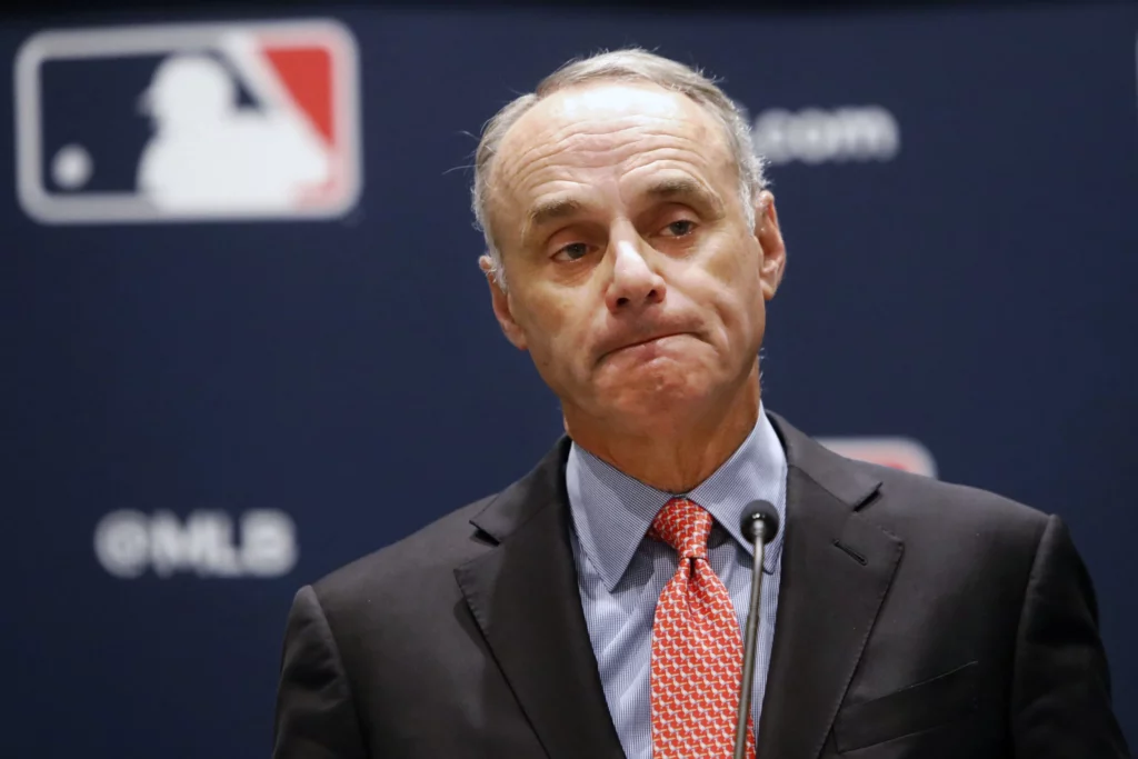 Rob Manfred advierte riesgo de huelga en MLB por tope salarial