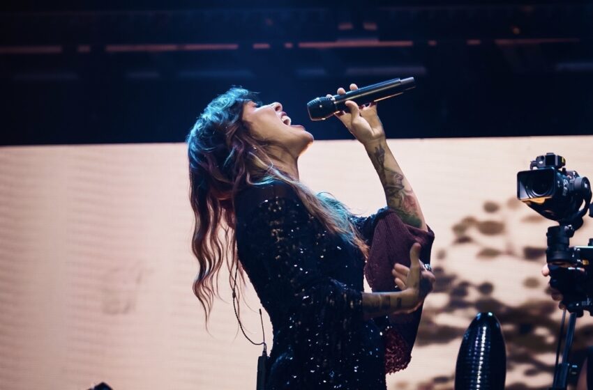 Kany García emociona en concierto en el Estadio Quisqueya