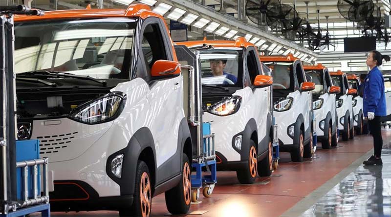 China duplica exportaciones de autos eléctricos y lidera el mercado global