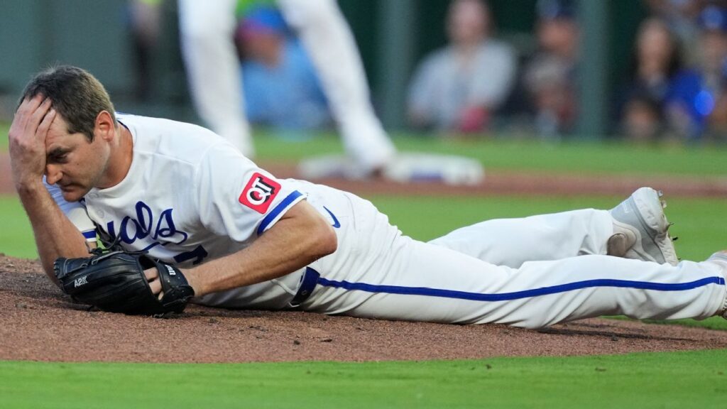 Seth Lugo de Royals sufre pelotazo en la cabeza ante Rangers