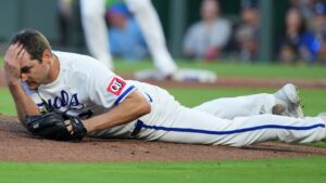 Seth Lugo de Royals sufre pelotazo en la cabeza ante Rangers