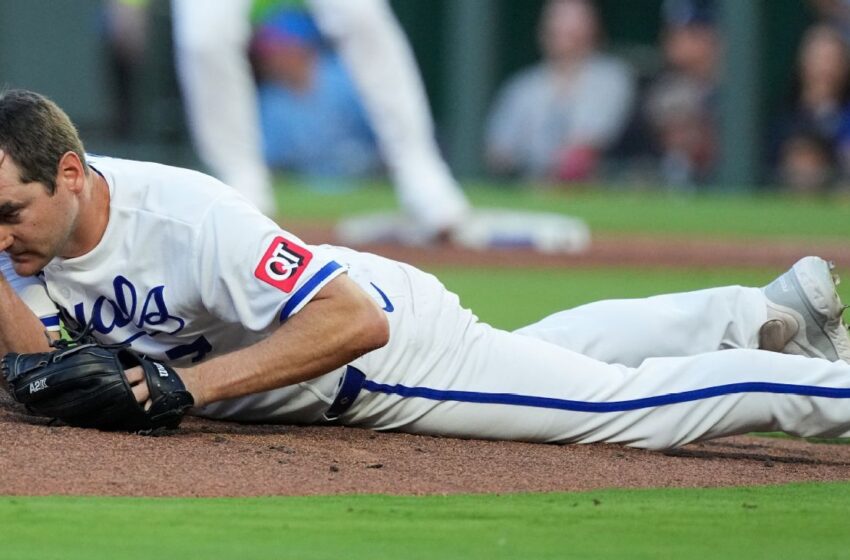 Seth Lugo de Royals sufre pelotazo en la cabeza ante Rangers
