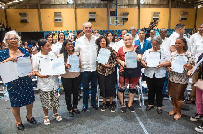 Abinader entrega 1,279 títulos de propiedad en Haina