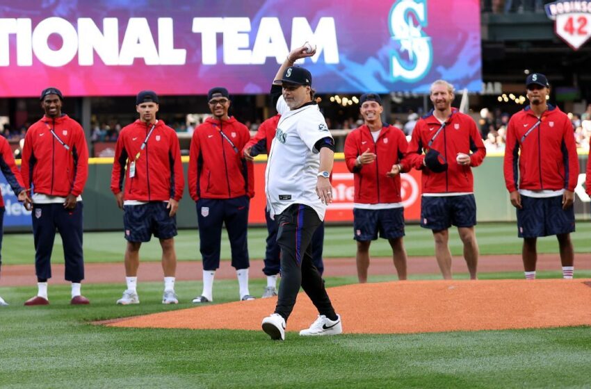 Mauricio Pochettino lanza la primera bola en juego de MLB en Seattle
